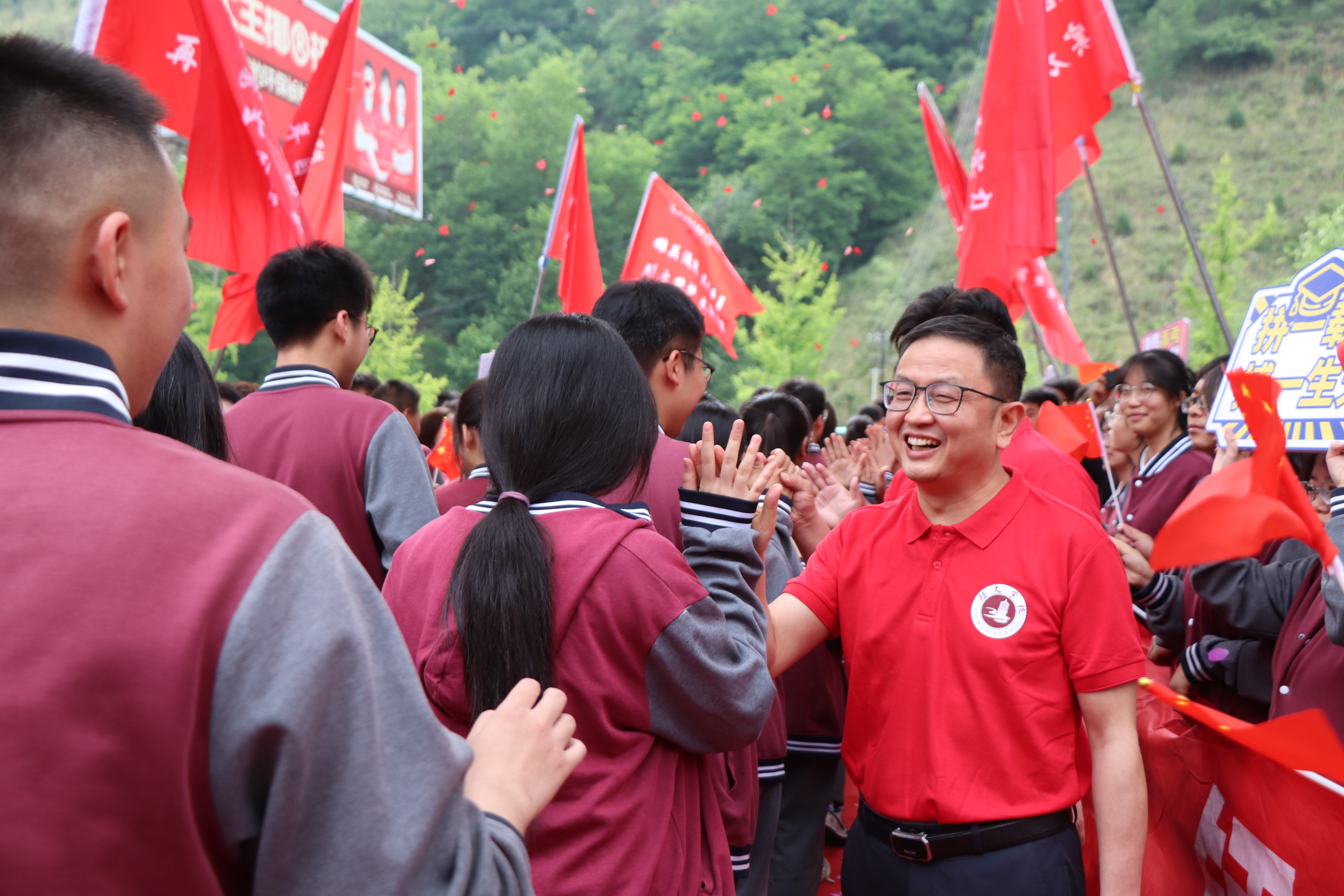 高考必勝 | 攜夢(mèng)想出征 ，為青春壯行 —— 延安培文實(shí)驗(yàn)學(xué)校高考送考儀式